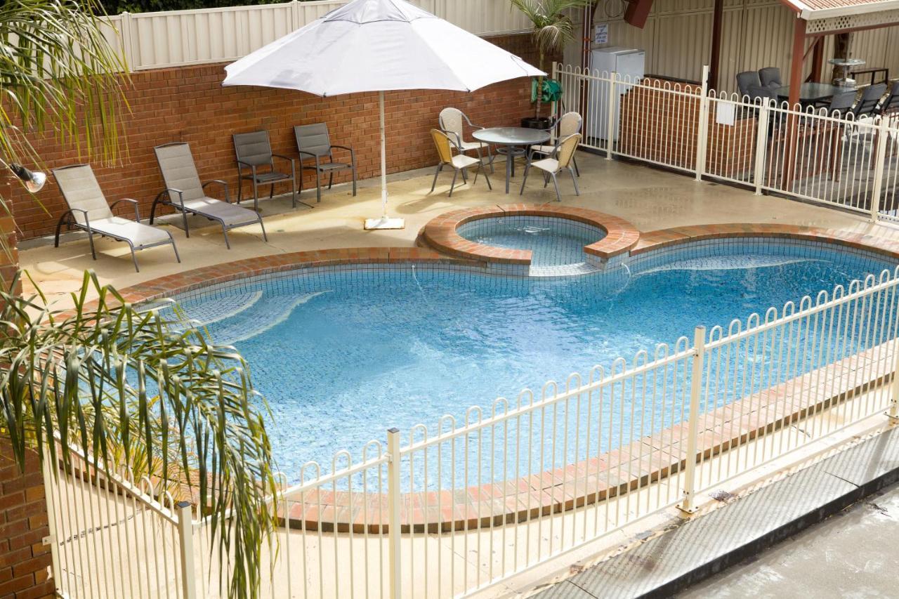 Courtyard Motor Inn Шепартон Екстер'єр фото